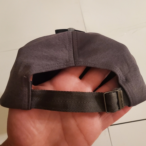 New with tags Under Armour women's  adjustable hat - Picture 4 of 6